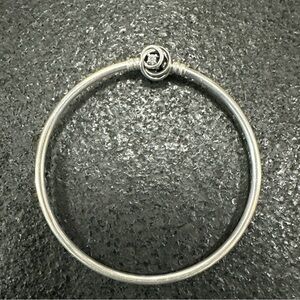 Pandora moments encircled clasp bangle
925 Silver